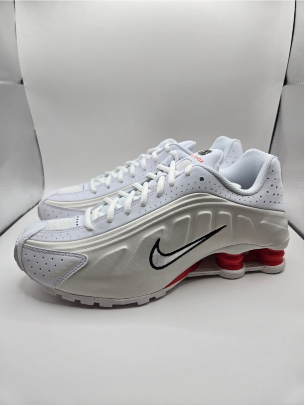 Boys Nike Shox R4 Sneakers Size 7Y White and Red